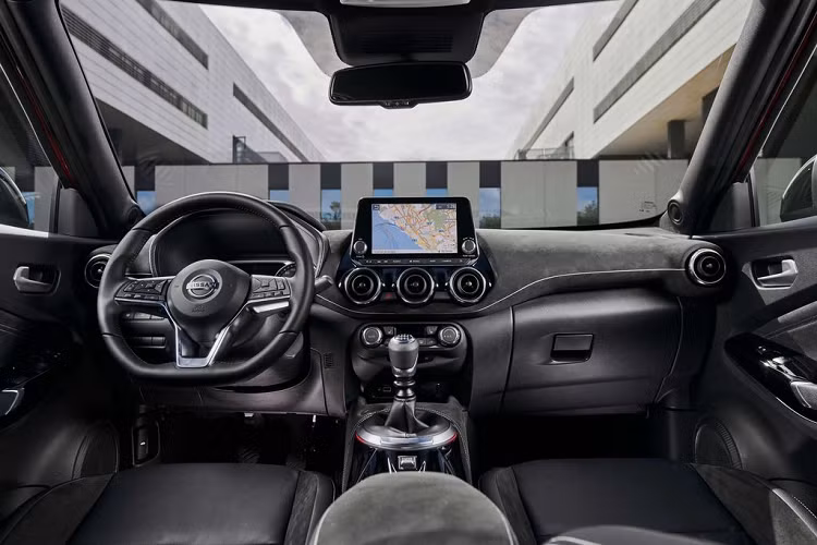 Không chỉ lột xác ở thiết kế nội và ngoại thất, mẫu xe crossover Nissan Juke 2020 cũng được hãng xe Nhật Bản tích hợp rất nhiều công nghệ giải trí hiện đại trên xe như các hệ thống kết nối mới nhất của Nissan, bao gồm cả Wifi trên xe, hệ thống kết nối điện thoại thông minh qua Apple CarPlay và Android Auto, hệ thống định vị vệ tinh, trợ lý ảo Google Assistant, hệ thống âm thanh Bose Personal Plus.