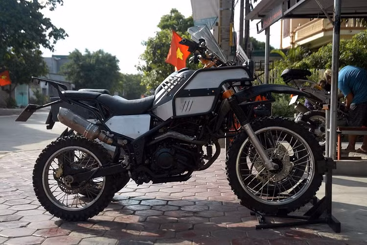 Khi nhắc đến chơi xe cào cào thì nhiều người nghĩ ngay đến Motocross (dòng xe sử dụng trong các track chuyên dụng) và Trial (dòng xe chuyên dụng biểu diễn các kỹ năng. Tuy nhiên, chiếc cào cào Yamaha Tricker XG 250 trong bài viết này được độ theo phong cách Rally Raid. 