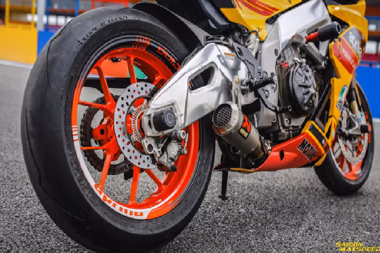 RSV4 là một trong những mẫu sportbike gọn gàng nhất trên thị trường ở thời điểm hiện tại. Xe có chiều dài 2.031 mm và trục cơ sở 1.420 mm.