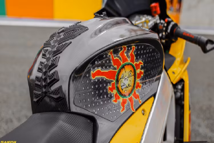 Ngoài ra, nó còn được chủ nhân trang bị Clamp ổ khoá CNC Racing Aprilia RSV4 (chính hãng), cùm công tắc GP CNC Racing Aprilia RSV4.