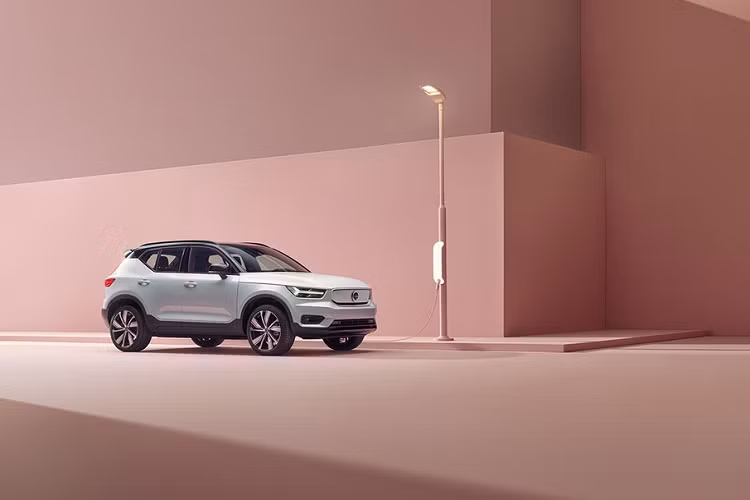 Ngoài ra, cổng sạc điện được thiết kế ở ngay phía trên hốc bánh sau bên trái đối với xe tay lái thuận (chưa rõ xe tay lái nghịch thì Volvo có bố trí cổng sạc ở bên phải hay không).