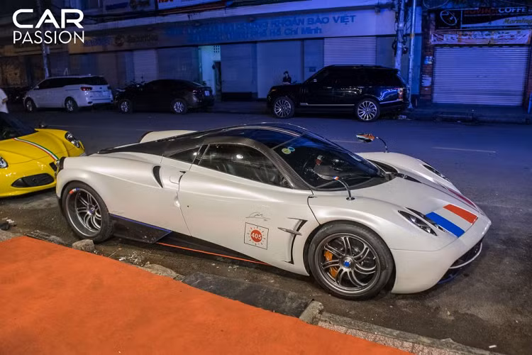 Đối với giới mê xe, có lẽ cái tên siêu xe Pagani Huayra và Alfa Romeo 4c Launch Edition đã không còn quá xa lạ bởi hai chiếc xe này từ lâu đã gây được nhiều tiếng vang với thiết kế độc đáo cũng như chỉ có duy nhất một chiếc mỗi loại xuất hiện tại thị trường Việt Nam.