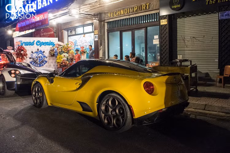 Alfa Romeo 4C Launch Edition sử dụng động cơ 4 xy-lanh dung tích 1.7 lít, sản sinh 237 mã lực và mô men xoắn cực đại đạt 350 Nm. Với trọng lượng thô chỉ ở mức 1.050 Kg và được trang bị hộp số tự động 6 cấp, mẫu xe thể thao hàng hiếm này có khả năng tăng tốc ngang ngửa với những mẫu siêu xe khi chỉ mất 4,1 giây để tăng tốc từ 0-100km/h và có tốc độ tối đa là 257 Km/h.