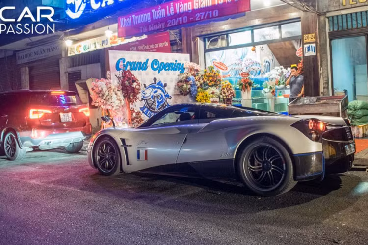 Pagani Huayra sở hữu động cơ V12 tăng áp kép, dung tích 6.0 lít. Động cơ này sản sinh 720 mã lực và 1.000 Nm mô-men xoắn, sức mạnh của động cơ được truyền đến bánh sau thông qua hộp số tuần tự 7 cấp. Theo Pagani, việc sử dụng hộp số tuần tự ly hợp đơn cho phép hãng giảm được đến 70kg, giúp chiếc xe đạt trọng lượng chỉ 1.350 kg.