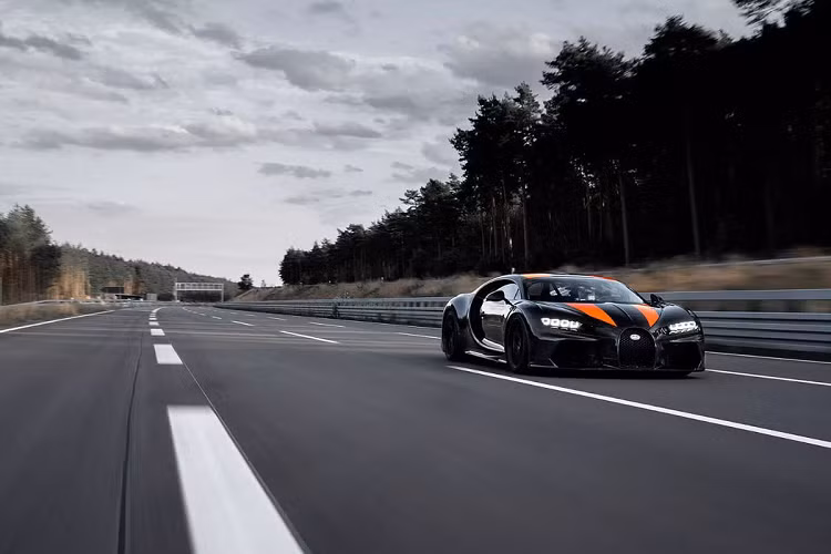 TopGear báo cáo rằng có thể tuỳ chọn lắp thêm khung chống lật và loại bỏ bộ giới hạn tốc độ trong trường hợp những vị chủ nhân muốn trải nghiệm cảm giác tốc độ tuyệt vời mà chiếc xe này đem lại. Họ hoàn toàn có thể đem chiếc xe của mình tới chạy tại đường thử Ehra-Lessien.