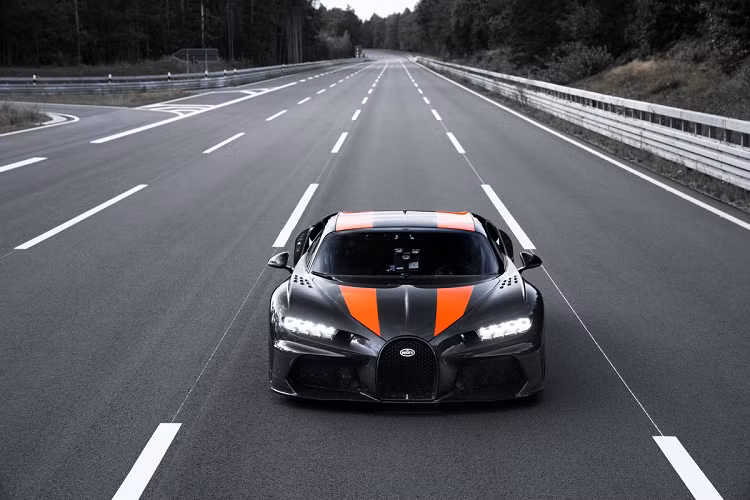 Chiếc giá xe Bugatti Chiron Super Sport 300+ siêu đắt, nên nó có nhiều cải tiến về mặt khí động học. Tuy nhiên, quan trọng hơn, động cơ W16 8.0Lit với 4 xilanh đã được điều chỉnh để đạt công suất lên tới 1,578 mã lực, tăng 100 mã lực so với những chiếc Chiron bản cơ sở.