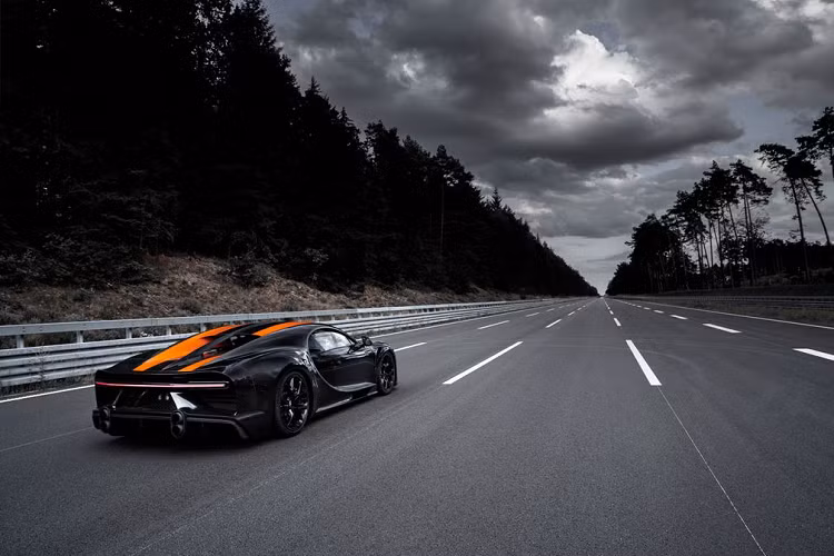 Theo nguyên bản của hãng, Bugatti Chiron Super Sport 300+ được khoác lên mình lớp áo màu sơn đen tương phản với các điểm nhấn màu cam lấy cảm hứng từ chiếc Veyron Super Sport WRC trước đó. Tuy nhiên, người mua sẵn sàng chi nhiều hơn để có thể lựa chọn bất kỳ màu sơn nào họ muốn.