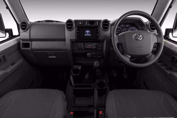 Chỉ được bán với kiểu thân xe bán tải cabin kép, Land Cruiser Namib đã có một số cải tiến ngoại thất mới như lưới tản nhiệt lưới thép với dòng chữ Toyota phía trên, ba-đờ-sốc trước bằng thép, bóng pha tăng cường và các huy hiệu Namib đặc biệt gắn trên thân.