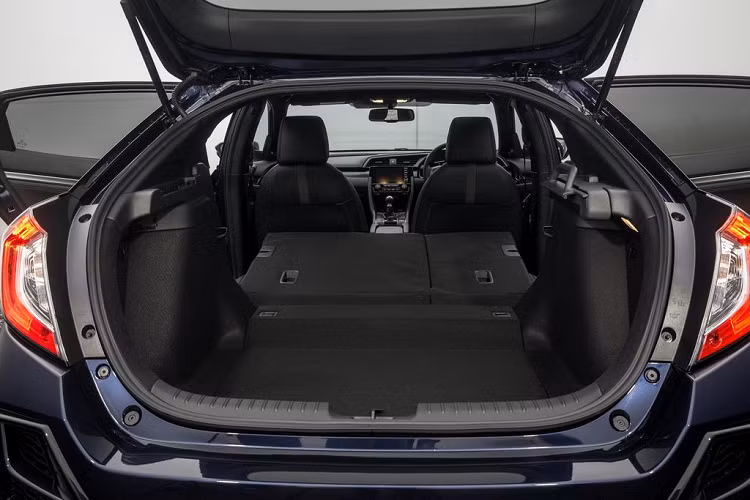 Đi kèm với đó còn là tuỳ chọn hộp số sàn 6 cấp hoặc hộp số tự động CVT đi kèm lẫy chuyển số sau vô-lăng.