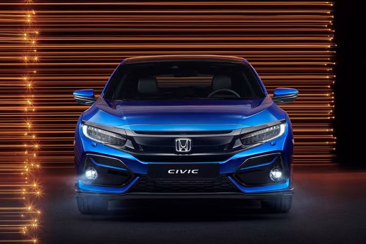 Mẫu xe với ngoại hình cá tính và nổi bật này được phát triển trên nền tảng của mẫu Civic tiêu chuẩn và lấy cảm hứng chế tạo từ phiên bản Type R lừng danh. Giá xe Honda Civic Sport Line 2020 sẽ bắt đầu tới tay khách hàng từ quý I/2020 ở mức từ 33.560 USD (khoảng 806 triệu đồng).