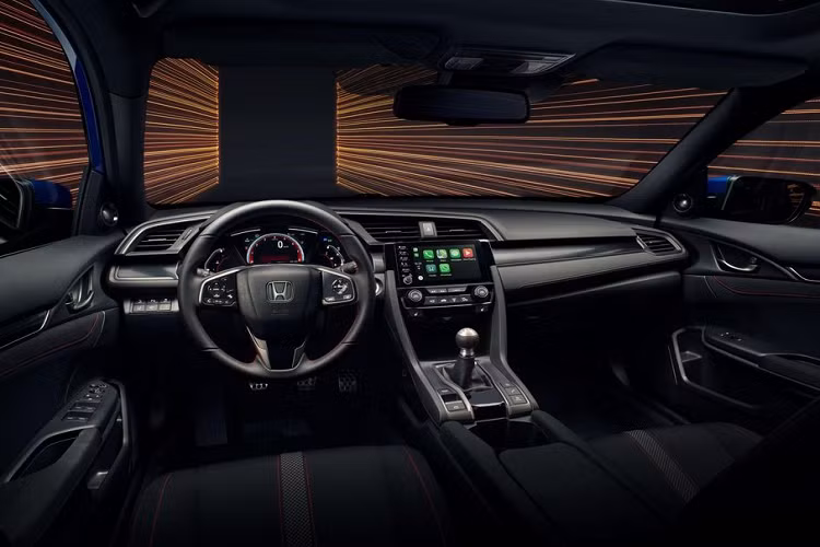 Về thiết kế ngoại thất, mẫu xe sedan Honda Civic Sport Line mang hơi hướng thể thao tột độ với tạo hình sắc nét và cá tính. Bộ body-kit mới bao gồm những tinh chỉnh như bộ khuếch tán gió sau, cản trước/sau, cánh gió sau cốp, đèn pha Full-Led, màu sơn ngoại thất xanh dương với tên gọi Obsidian Blue, mâm xe 17 inch 5 chấu kép sơn đen...