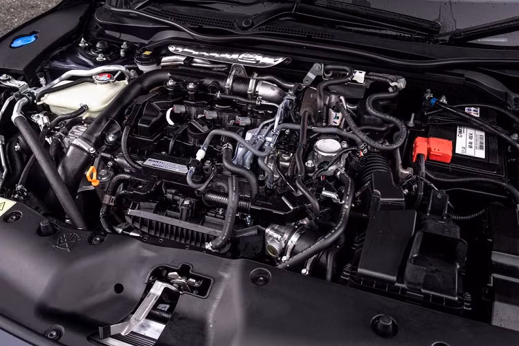 Về trang bị, Honda Civic Sport Line vẫn được tích hợp các công nghệ an toàn tiêu chuẩn của bản Base như gói Honda Sensing với loạt công nghệ bao gồm phanh khẩn cấp, cảnh báo va chạm, ga tự động thông minh, hỗ trợ giữ làn đường, cảnh báo chệch làn đường, đọc biển báo, cảnh báo điểm mù, màn hình qua sát phsia sau...