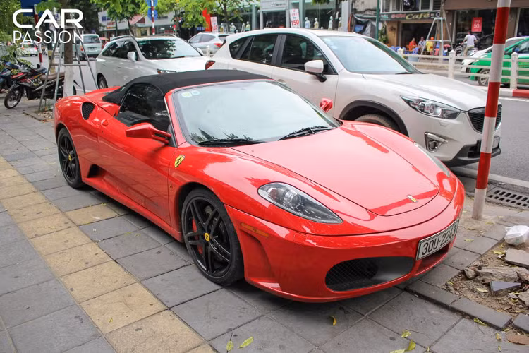 Tại Việt Nam, số lượng những chiếc Ferrari cũng khá nhiều, nhưng chủ yếu là những chiếc Ferrari đời mới. Siêu xe Ferrari F430 Spider hiện không còn được chú ý nhiều bởi nó đã xuất hiện từ khá lâu, tuy nhiên với nhiều người yêu xe thì đây vẫn là một "siêu ngựa nòi". 