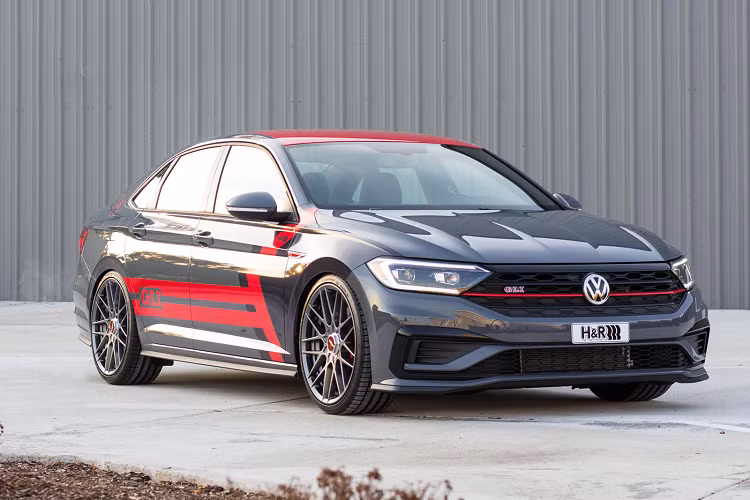 Cuối cùng, chiếc Volkswagen sedan Jetta mới sẽ không quá hầm hố như ba chiếc SUV phía trên. Jetta GLI sẽ được hệ thống treo H&amp;R Streed Performance, cùng với đo là thanh chống xoắn H&amp;R cùng bộ spacer H&amp;R TRAK+.