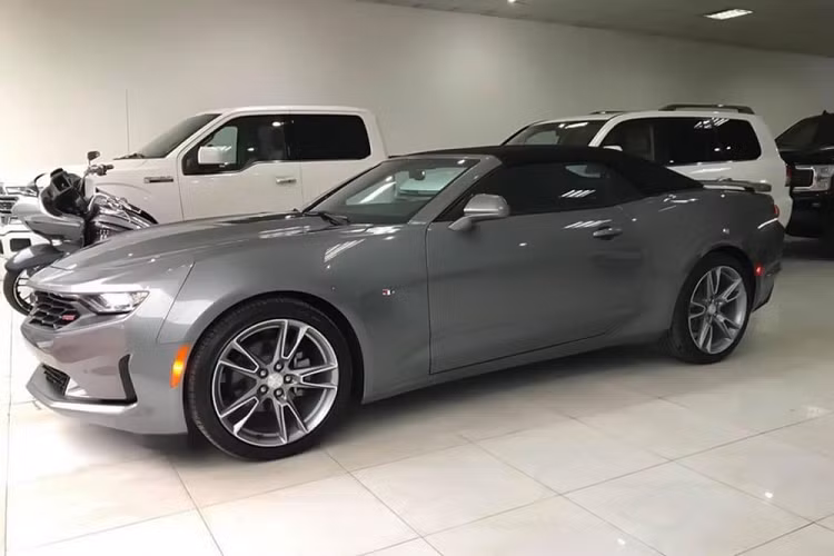 Chevrolet Camaro RS Convertible 2019 nhìn từ phía sau xe với đèn hậu Oval dạng LED đẹp mắt. Chevrolet Camaro RS mui trần đời 2019 đầu tiên tại Việt Nam có ngoại thất màu xám lông chuột