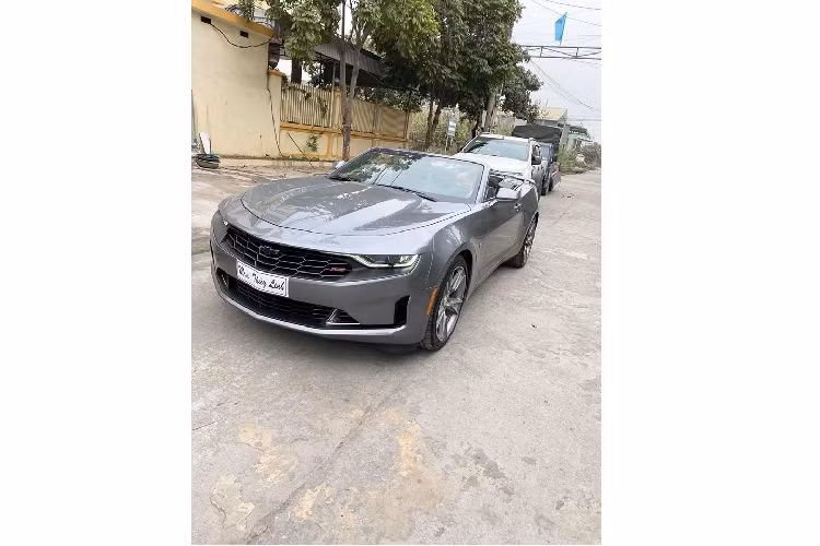 Điều thú vị chính là việc đây là món quà giáng sinh bất ngờ mà một "soái ca" ở Quảng Ninh đã cất công tìm hiểu và mua tặng cho vợ của mình chiếc xe thể thao mui trần điệu đà Chevrolet Camaro RS Convertible 2019 đầu tiên tại Việt Nam.