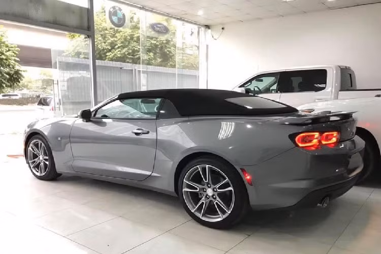 Nhìn ở bên ngoài của Chevrolet Camaro RS mui trần đời 2019 đã thấy ngay sự hầm hố với đèn pha Full LED thiết kế sắc sảo, lưới tản nhiệt và hốc gió cá tính hơn so với bản cũ. Phía đuôi xe có sự nâng cấp ở đèn hậu LED hình Oval mang đến cái nhìn mới lạ.