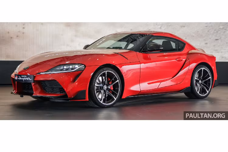 Từ khi ra mắt cho đến nay, Toyota Supra A90 mới nhận được rất nhiều ‘’lời ra tiếng vào’’ từ cộng đồng người chơi xe. Với nhiều người, Supra mới đã không còn là Supra JDM ngày trước khi nó mang ‘’hồn Nhật xác Đức’’ vì lý do Toyota đã bắt tay với BMW để cho ra đời A90.