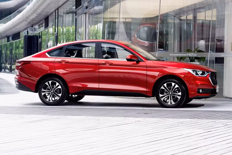 Trong đó, mẫu xe ôtô Baojun RM-5 là một chiếc minivan rộng rãi có chiều dài 4.705 mm, rộng 1.806 mm, cao 1.645 mm và chiều dài cơ sở 2.750 mm. Không gian bên trong xe có thể chở tối đa 7 hành khách, ngoài ra, xe cũng có sẵn với cấu hình 5 hoặc 6 chỗ ngồi.