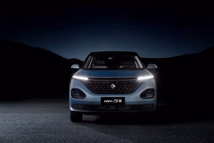 Ứng dụng Baojun còn cho phép khách hàng có thể khóa / mở khóa và khởi động xe bằng điện thoại thông minh từ xa, cũng như kiểm tra trạng thái thời gian thực của xe ô tô, bao gồm cả vị trí của xe.