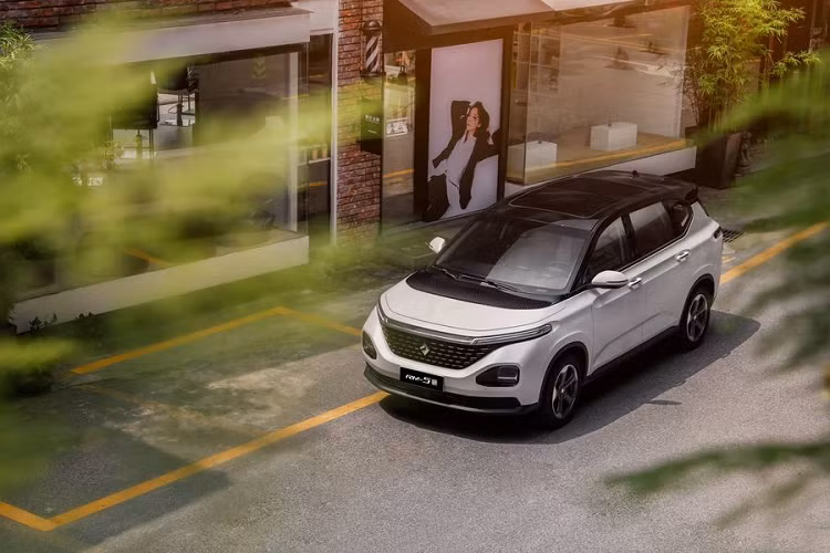 Hướng tới đối tượng là những gia đình trẻ, Baojun RM-5 2020 mới gây ấn tượng khi có tới 12 biến thể, giá bán xe Baojun mới dao động từ 12.250 USD - 17.050 USD (tương đương 284,8 đến 396,5 triệu đồng).