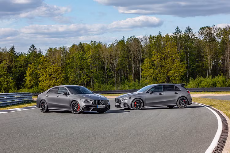 Tại sự kiện Goodwood Festival of Speed năm nay, cặp đôi Mercedes-AMG A45 và CLA45 2020 sẽ chính thức được ra mắt. Khác với thế hệ trước, phiên bản hiệu suất cao của dòng hatchback và coupe 4 cửa cỡ nhỏ sẽ có thêm bản nâng cấp S với nhiều trang bị hấp dẫn hơn. 