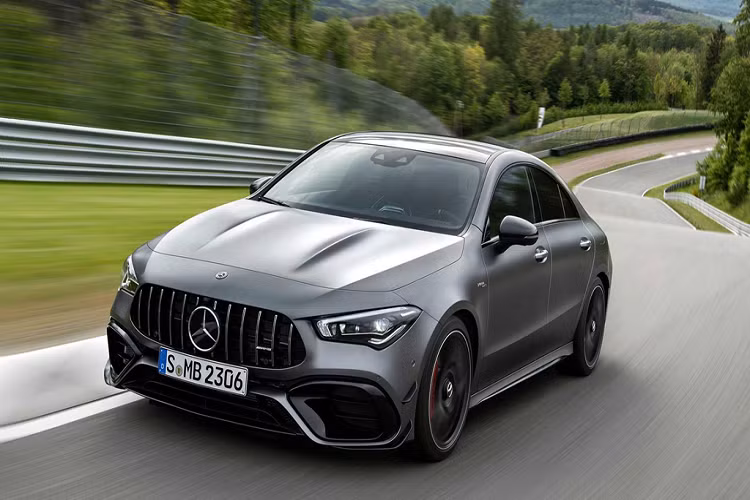 Thời gian tăng tốc từ 0-100 km/h của CLA45 và CLA45 S lần lượt là 4,1 giây và 4,0 giây do xe có khối lượng lớn hơn. Tốc độ tối đa của 2 phiên bản này tương đương với A45 và A45 S.