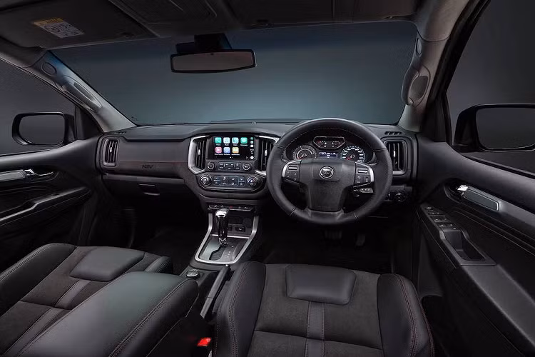 Bên trong cabin, bán tải HSV Colorado Sportscat Series 2 được trang bị các ghế thể thao bọc nhung Windsor với đệm đỡ hông và đùi người ngồi được cải thiện so với đời cũ. Logo HSV cũng tiếp tục xuất hiện trên nhiều chi tiết như tựa đầu, thảm trải sàn và bảng táp-lô của chiếc xe.