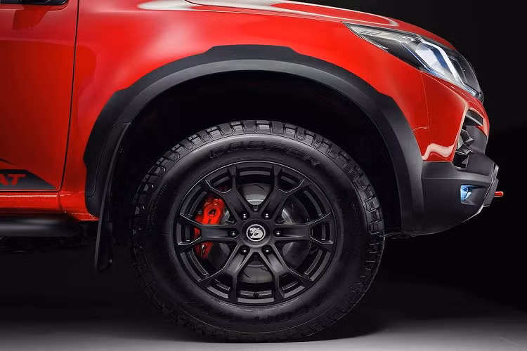 Mọi model bán tải Chevrolet Colorado Sportscat Series 2 đều sẽ được trang bị bộ mâm 6 cánh chữ Y thể thao với đường kính 18 inch và bản rộng 10 inch sơn màu đen mờ. Bọc xung quanh những chiếc vành này là lốp hỗn hợp Cooper Zeon LTZ Pro Sports All-Terrain.