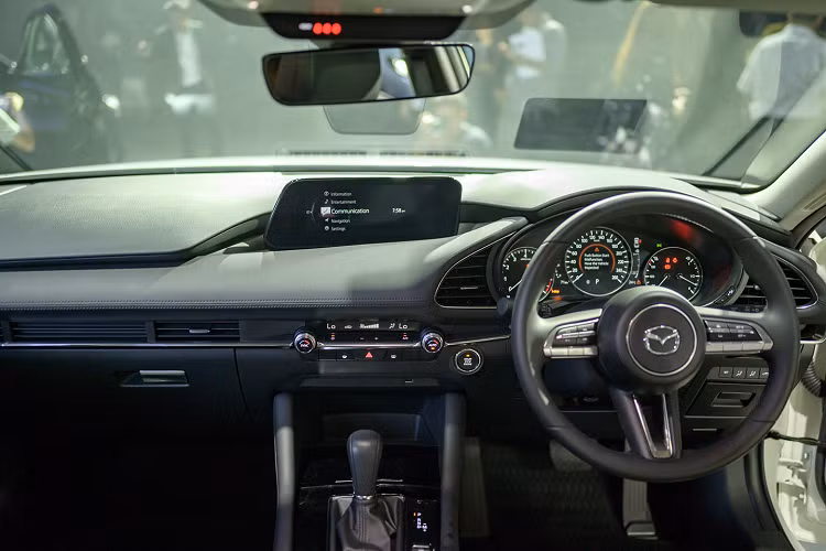 Kích thước tổng thể của Mazda3 2019 gia tăng so với thế hệ tiền nhiệm, với phần chiều dài tăng thêm 82 mm để đạt mức 4.662 mm (trong đó chiều dài cơ sở tăng 25 mm lên mức 2.725 mm), trong khi chiều rộng tăng 2 mm lên 1.797 mm và chiều cao tăng nhẹ 5 mm lên 1.445 mm.