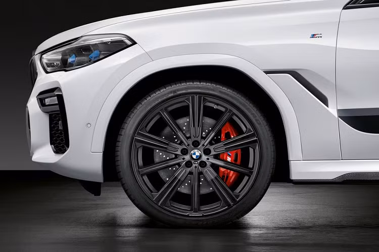 Bước vào bên trong khoang cabin, BMW X5 M và X6 M nổi bật với vô-lăng M-Performance truyền thống với da Alcantara kết hợp sợi carbon (tuỳ chọn). Khách hàng cũng có thể yêu cầu thêm lẫy chuyển số bọc sợi carbon.