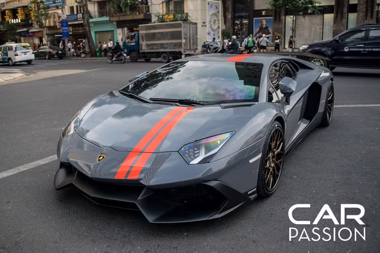 Điển hình như chiếc Aventador LP700-4 màu Bianco Canopus dưới đây, chiếc xe được trang bị một bộ kit nâng cấp bao gồm cản trước sau, lip hông 2 bên. Bộ kit nâng cấp này đem lại vẻ tương đồng với phiên bản 50th Anniversario của Aventador. Đối với phiên bản 50th, phiên bản được ra đời vào năm 2013 nhằm hướng tới lễ kỉ niệm 50 năm ngày thành lập thương hiệu Lamborghini. Chỉ có 200 chiếc được sản xuất chia đều cho 2 phiên bản coupe và roadster.
