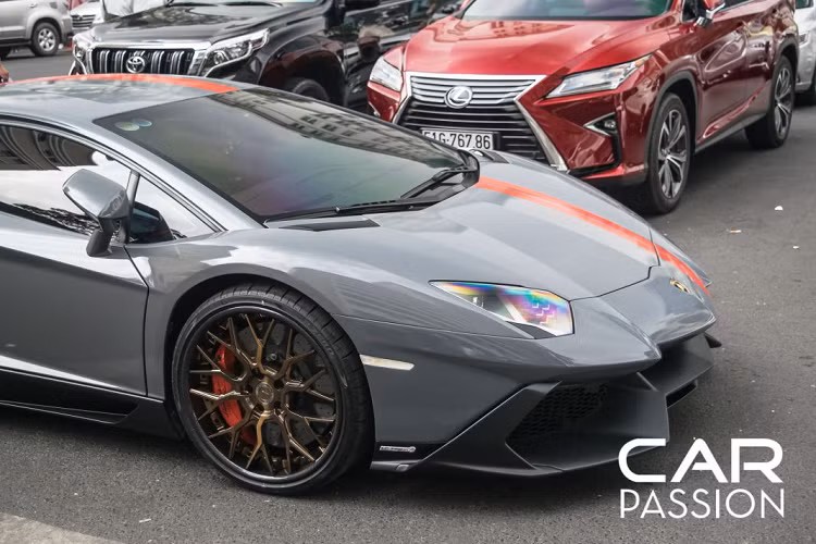 Đối với những chiếc Aventador Coupe đời đầu, sau một thời gian dài sử dụng và vận hành, có lẽ những vị chủ nhân muốn đem lại cho chiếc xe “một vài thay đổi”. Họ có thể lựa chọn giữa khá nhiều thương hiệu độ xe cùng những gói bodykit được thiết kế phá cách, táo bạo. Tuy nhiên, một số người lại có cảm tình với những phiên bản nâng cấp của chiếc Aventador Coupe. Chính vì thế mà việc “nâng đời” bằng cách trang bị một gói bodykit cũng là một hướng hợp lý mà giới chơi xe lựa chọn.