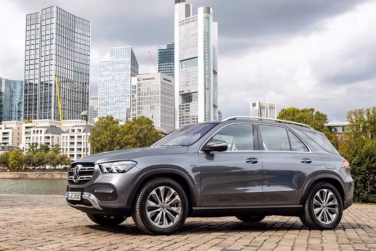 Một trong những sáng tạo đáng chú ý trên hệ thống hybrid trên Mercedes GLC 300e 4MATIC so với trước đây là việc sử dụng một bộ biến mô tích hợp với bộ ly hợp và đóng vai trò như thiết bị khởi động, đồng thời bổ sung thêm một ly hợp giữa động cơ đốt trong và động cơ điện để linh hoạt chuyển đổi cho vận hành chế độ thuần điện.