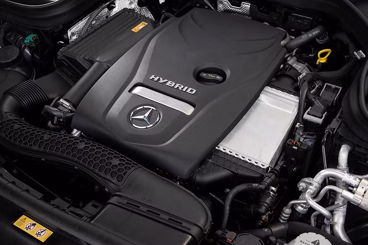 Mẫu crossover-SUV GLC vốn đã rất quen thuộc với khách hàng Việt Nam. Phiên bản Plug-in-Hybrid GLC 300e 4MATIC được hãng xe sang. Với công nghệ hybrid sạc điện (Plug-in-Hybrid), chiếc GLC được hãng cho là thêm nhiều trải nghiệm mới lạ thú vị hơn, bên cạnh việc tăng về sức mạnh và cả tầm hoạt động khi xe chạy chế độ hoàn toàn điện sạch với môi trường.