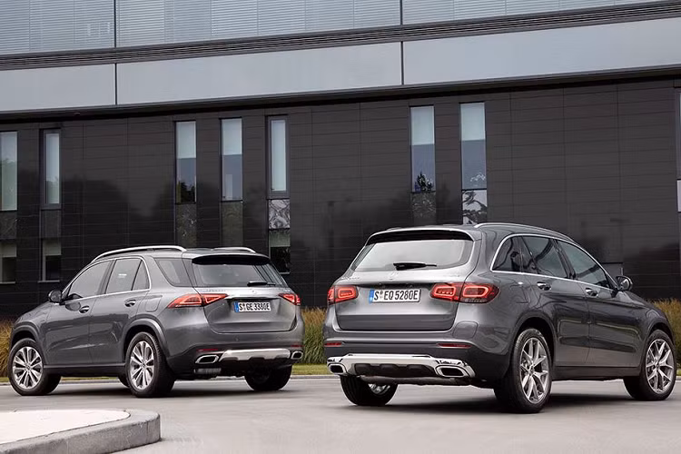Về cơ bản, thiết kế của GLC 300e 4MATIC không khác nhiều lắm so với bản GLC mẫu mới 2020 “facelift” dùng động cơ đốt trong thông thường mới được giới thiệu hồi đầu năm nay. Điểm chú ý là bản hybrid có thêm bộ pin nguồn nhưng nó được thiết kế nhỏ gọn và bố trí khéo léo ở khu vực dưới khoang hành lý và một phần phía trong thân vỏ xe.