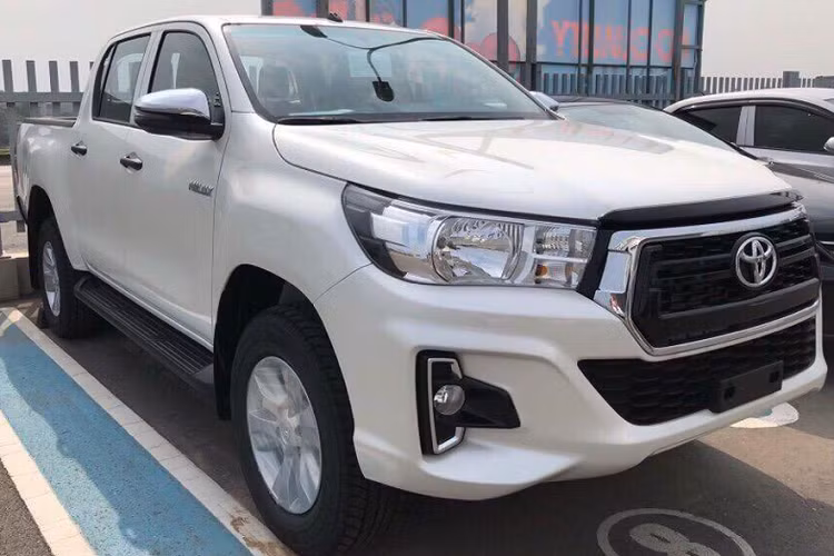 Toyota 2.4 4x2 MT sở hữu mức giá cạnh tranh khi chỉ cao hơn vài triệu đồng so với Ford Ranger XL 4x2 MT đang có giá bán 616 triệu đồng, đồng thời rẻ hơn Isuzu D-Max 4x2 LS 6MT 1.9L có giá bán 650 triệu đồng.