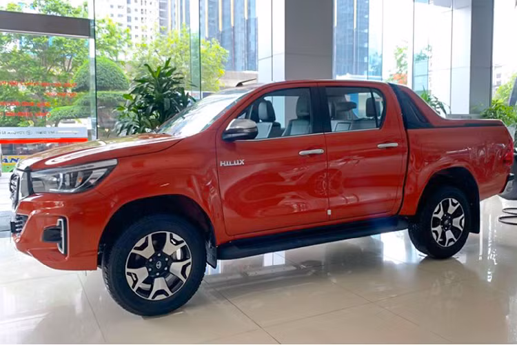 Trên đây là cận cảnh Toyota Hilux phiên bản cao cấp 2.8G 4x4 AT MLM có giá 878 triệu tại Việt Nam.