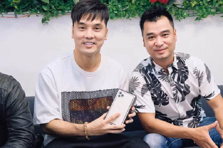 Ca sy Ung Hoang Phuc bo 99 trieu mua iPhone 11 Pro Max