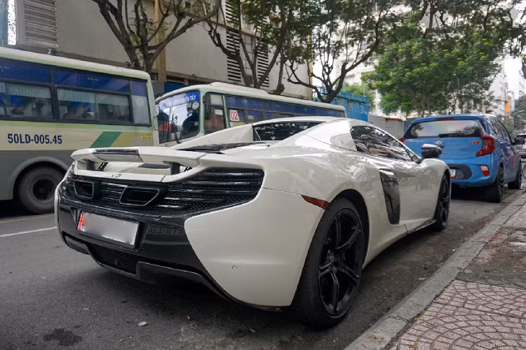McLaren luôn là hãng xe nổi tiếng đi tiên phong trong việc áp dụng nhiều công nghệ từ giải đua xe F1 lên những mẫu xe thương mại của hãng. Toàn bộ khoang lái và khung sườn của chiếc 650s Spider đều được làm từ sợi carbon. Một số chi tiết khác ở phần ngoại thất như cản trước, ốp gương, hốc gió đặt ở hai bên hông và cuối cùng là cản sau đều được làm từ sợi carbon có trọng lượng nhẹ.