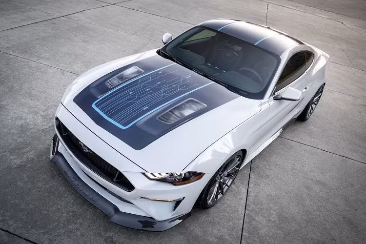 Trong những năm gần đây, hãng xe Mỹ - Ford đã đầu tư hơn 11,5 tỷ USD vào dự án nghiên cứu và phát triển xe điện. Chính vì vậy, sau Mustang Lithium, người ta hoàn toàn có thể tin về việc những mẫu xe SUV hay sedan sau này của Ford cũng sẽ sở hữu những khối động cơ điện ưu việt như vậy.