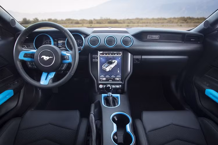 Điểm ấn tượng thứ hai trên mẫu Ford Mustang Lithium là trang bị hộp số sàn 6 cấp thay vì hộp số tự động. Việc này thoạt nghe có vẻ khá đơn giản nhưng thực tế nó lại đem đến một hiệu quả về vận hành rất lớn. Với việc sử dụng hộp số sàn 6 cấp, các khách hàng của Mustang Lithium sẽ không cảm thấy nhàm chán trước những cú đề-pa mạnh mẽ hay những pha về số gấp đầy tính thể thao.