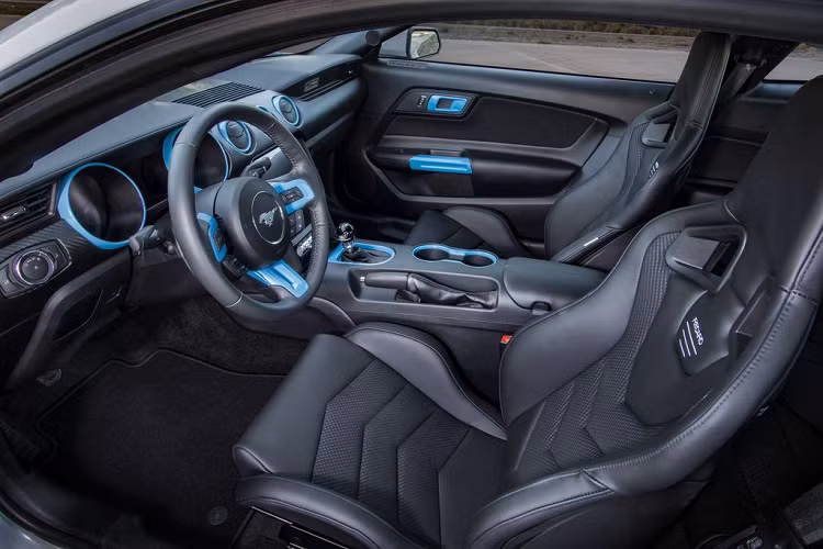 Được biết, Ford Mustang Lithium sẽ được nhà sản xuất tích hợp tới 4 chế độ lái, bao gồm Valet, Sport, Track và Beast. Tất cả sẽ được điều khiển thông qua hệ thống màn hình cảm ứng 10.4 inch trên xe.