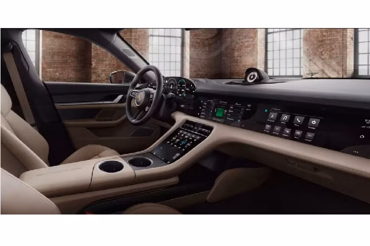 Porsche Taycan sở hữu viên pin lithium-ion 93,4 kWh với cấu trúc 800 volt được đặt dọc chiều dài của xe, giúp phân bổ đều khối lượng khắp thân xe. Viên pin này có thể được sạc 80% trong khoảng thời gian chỉ 22 phút. Giá xe Porsche Taycan từ 153.000 USD cho bản Turbo và từ 187.000 cho bản Turbo S. Những chiếc Taycan đầu tiên sẽ đến tay khách hàng vào quý I năm 2020.