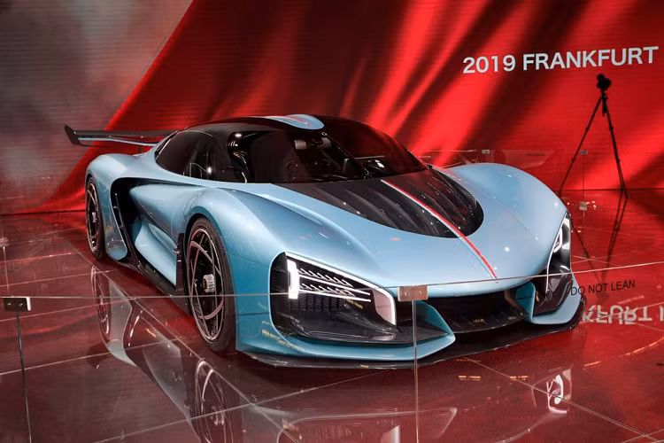 Tại triển lãm Frankfurt Motor Show 2019 năm nay, gian hàng xe ôtô Hongqi (Hồng Kỳ) chỉ trưng bày 2 mẫu siêu xe mới nhất của hãng. Bộ đôi siêu phẩm chạy điện này có ý nghĩa rất lớn trong kế hoạch nâng cao giá trị thương hiệu của hãng xe cao cấp hàng đầu của Trung Quốc và đơn vị chủ quản, tập đoàn FAW.