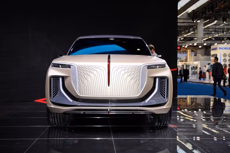 Mức giá cho mẫu hypercar có thân bằng sợi carbon và cửa mở kiểu cánh bướm đầu tiên của nhà Hongqi được đồn đoán ở mức 2 triệu Euro (tương đương khoảng 52 tỷ đồng).