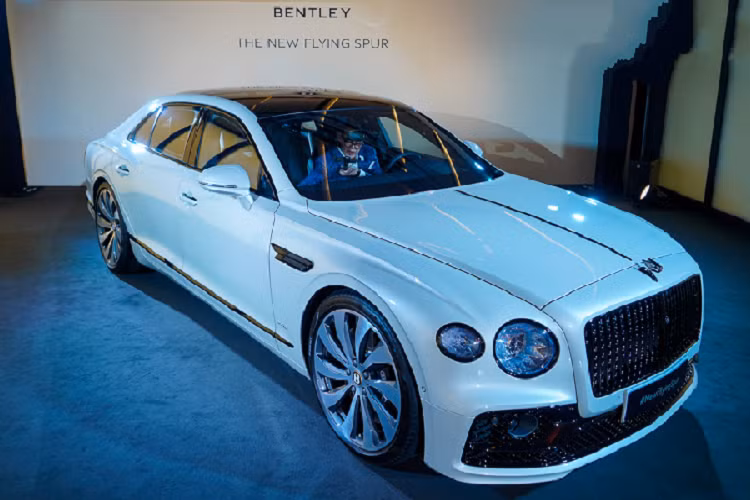 Mẫu Grand Tourer siêu sang Bentley đời mới này trông hiện đại, hào nhoáng hơn với những đường gân dập nổi, đặc biệt và đường cơ bắp ở hốc bánh sau. Bên cạnh đó, Bentley còn cung cấp cho khách hàng 17 màu ngoại thất và 15 màu nội thất tùy chọn.
