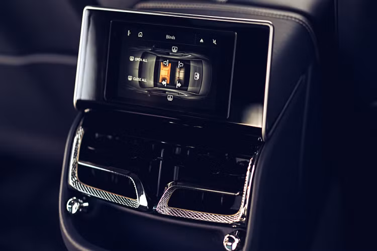 Cung cấp sức mạnh cho Bentley Flying Spur thế hệ mới là khối động cơ W12 tăng áp kép, dung tích 6.0L sản sinh công suất 635 HP và mô-men xoắn 900 Nm. Sức mạnh được truyền qua hộp số ly hợp kép 8 cấp cho phép sang số nhanh và mượt mà. Nhờ vào trái tim mạnh mẽ, Flying Spur 2020 chỉ mất 3,8s để đạt vận tốc 100km/h trước khi đạt ngưỡng tối đa là 333 km/h.