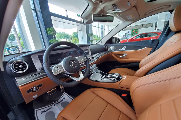 Tổng thể, E 300 AMG được lắp bộ mâm hợp kim kích thước 19 inch đẹp mắt và mang hướng thể thao. E 300 AMG 2019 có tổng cộng 04 lựa chọn màu ngoại thất bao gồm: Trắng, Đen, Đỏ đi cùng với 2 màu nội thất gồm Đen và Nâu. Chiếc xe sang Mercedes-Benz E 300 AMG 2019 tại đại lý mang màu sơn ngoại thất đen bóng phối với tông màu Nâu ở nội thất sang trọng.