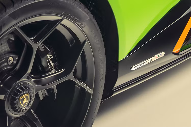 Ngoại thất của Huracán EVO GT Celebration được lấy cảm hứng từ mẫu xe thắng giải của đội đua Grasser Racing. Xe được trang bị bộ mâm 5 chấu cách điệu kích thước 20 inch và logo số thứ tự 11 của nhà vô địch cuộc đua khắc nghiệt 24 giờ Daytona.